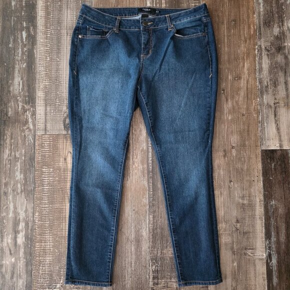 Torrid Denim Woman's Mid Rise Blue Jeans Size 14S - Picture 1 of 6